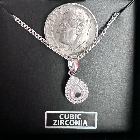 Exquisite Teardrop Halo Necklace New In Box - Picture 5 of 6